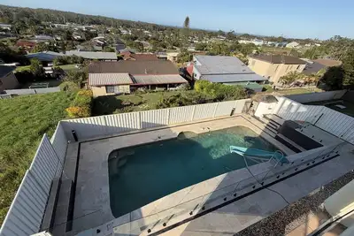 Image de Maison de vacances familiale en bord de mer avec piscine et vue sur balcon