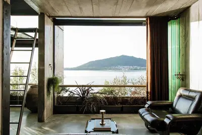Image de Luxury Waterfront Loft with Panoramic Views