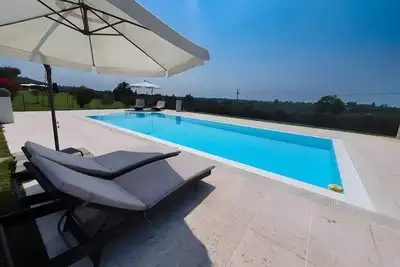 Image de Bardolino Golden Hill – Villa privée avec piscine chauffée et jacuzzi