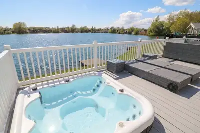 Image de Indulgence Fishing Lodge With Private Hot Tub in Tattershall