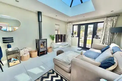 Image de Modern Luxury Home - Hot Tub - 3 King Bedrooms - Free Parking - Close to Beaches