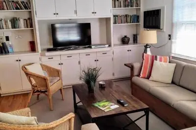 Image de Private 2br Apartment with Parking for Corporate, Medical & Military Stays