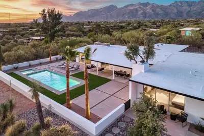 Image de Catalina Foothill Hideaway by Gather: Mid-Century Retreat w/ Pool & Mtn Views