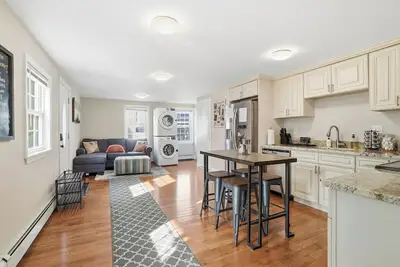 Image de 4br Boston Home for 8 | Near Logan & Subway