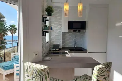 Image de Skol 223a Beachfront central with pool and wifi