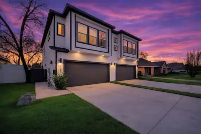 Image de 6br Retreat w/ Hot Tub + Infared Sauna Only 5 Mins to Downtown & Dos Equis!