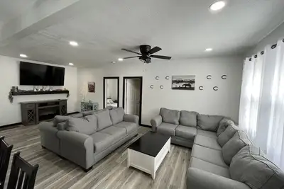 Image de BFFs Farmhouse sleeps 10 only 5 minutes to Cedar Point/Sports Force