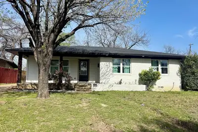 Image de Up Up And Stayyyyy at this 3 bdrm Contemporary Home