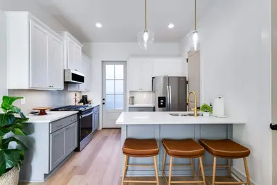 Image de New Oakview Loft • River Ranch • 85\" Tv • Office • Nespresso • 2 King Beds