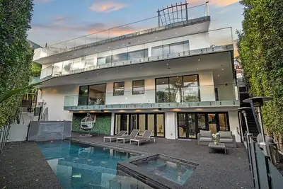 Image de Sleek Hollywood Hills Mansion: Rooftop & City Views