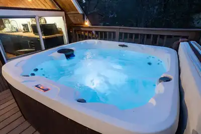 Image de Bass Lake Chalet- A Frame w/ Hot Tub