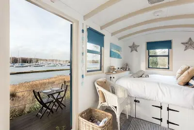 Watersedge Cabin - Luxury Cottages