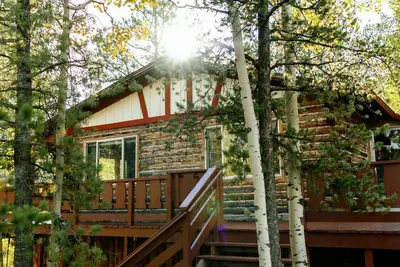 Image de Mountain Haus - Cozy Pet Friendly Cabin with Views, Hot Tub & Fire Table
