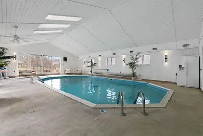 Image de Indoor Pool Retreat • 5 Min to Zoo • Near Golf