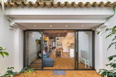 Image de Casa con patio, piedra y luz natural