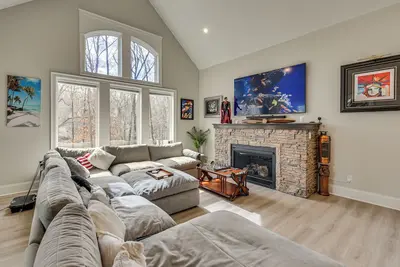 Image de Sprawling Group Getaway w/ Dock on Lake Wylie!