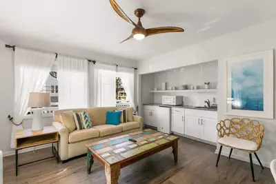 Image de Coastal Suite - Sparkling Pool, Steps to the Beach