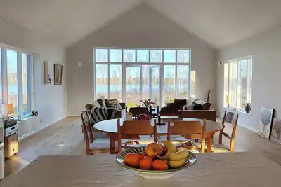 Image de Stunning lakeside retreat in Småland – sauna and generous social spaces