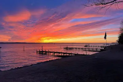 River Glow Cottage 3-Br Waterfront Escape