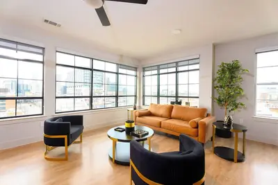 Image de Upscale Deep Ellum Retreat w/ King Bed • Pool • Skyline Vibes