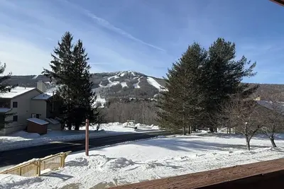 Image de Ski-Inspired Mount Snow Condo Pool, Hot Tub, Sauna Walk to Lifts w/ Shuttle