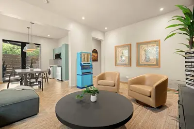 Image de Modern 3br Condo w/ Terrace | Walk to Beach