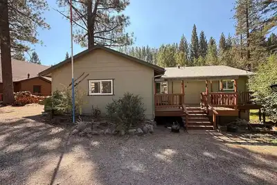 Image de Beautiful Cabin in the Sierra's sits along the creek. Pet Friendly