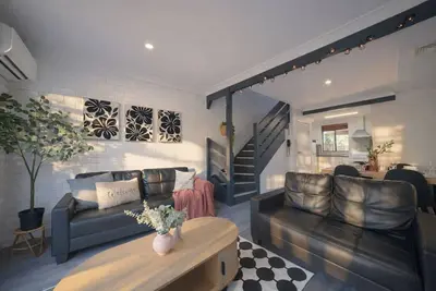 Image de Stylish Designer 2br Walk to mall | Parking + Pool