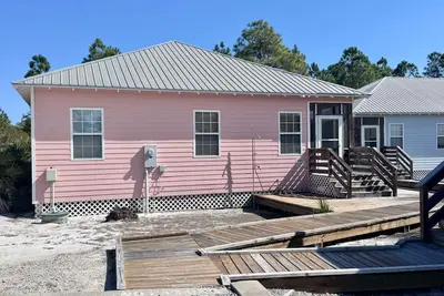 Image de Charming Rookery Cottage #1800 | Pool, Nature Trails & Beach Nearby