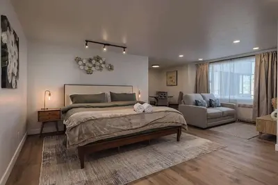 Image de Modern Downtown Studio | King Bed | Inlet Views