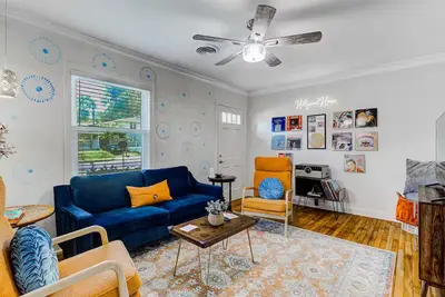 Image de Memphis Bungalow with Backyard, Parking & Wifi!