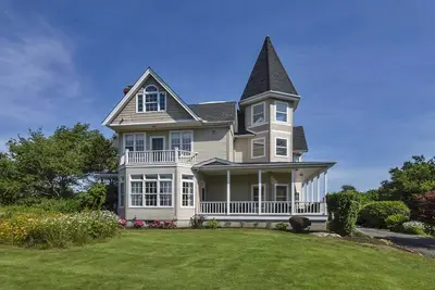 Image de Private In-Ground Pool & Yard! Fabulous coastal retreat close to beaches, Bi Ferry & more!