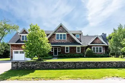 Image de Located the charming downtown village of Jamestown