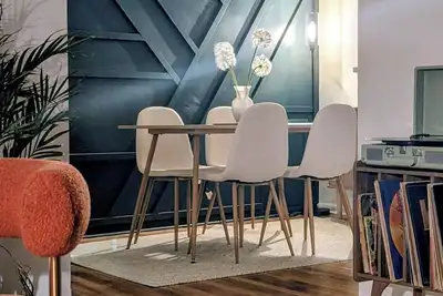 Image de Mid-Century Modern Cool Meets Comfy Convenience - Minutes to Downtown!