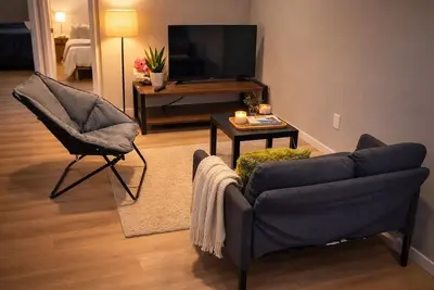 Image de New Cozy 2br Bmst Suite | Private Entr. | sleeps 4 | 10 mins to West Edm. Mall