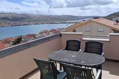 Image de Appartement de deux chambres avec la terrasse et la vue sur le mer Pag (A-25319-c)