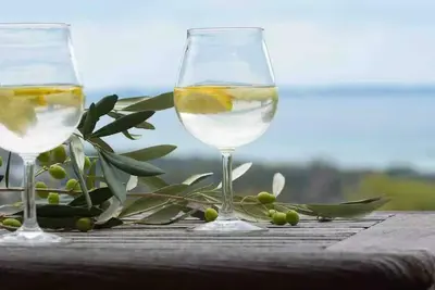 Image de Watch the sun set over the bay