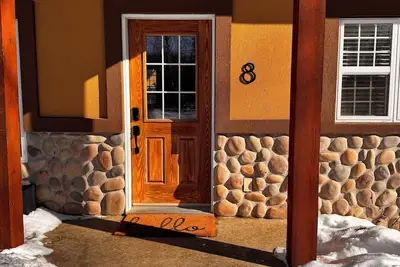 Image de New Listing - Charming, modern-rustic cabin at Fowler Lake, Sk