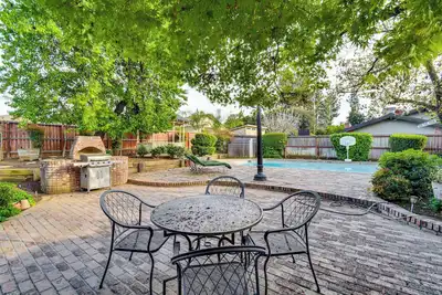 Image de 5 Mi to Fresno State: Family Gem w/ Backyard Oasis