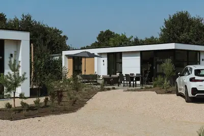 Image de Luxurious 4-person wellness villa on the Vogelenzang Estate with a private sauna. Bright, comfortable, and sustainably furnished, surrounded by greenery and close to the dunes and coast.