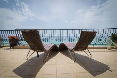 Image de Poseidon Seafront Apartment by RentalsPro