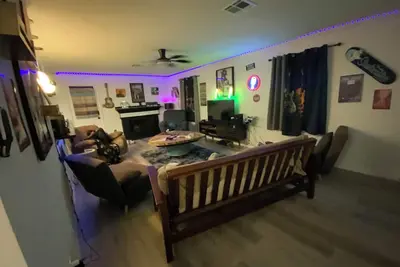 Image de Karaoke, memorabilia, vinyl records, Rgb lighting, instruments, garage, patio! !