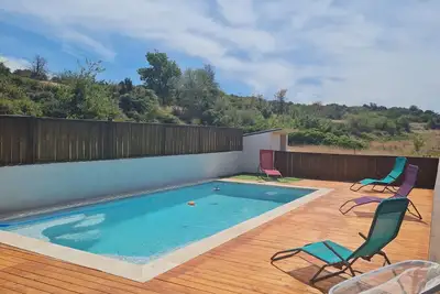 Image de Bungalow « Charmant Logement avec Piscine Privée », Wi-Fi et Climatisation