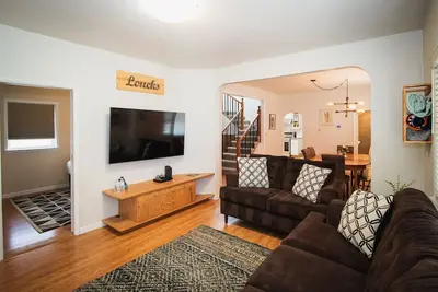 Image de Perfect Home Base | Walk to Downtown | Sleeps 11!