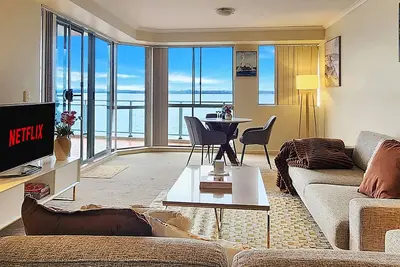 Image de Absolute Waterfront w Balcony • Outdoor Pool • Secure Parking • Wi-Fi