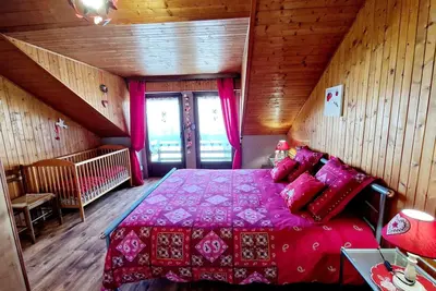 Image de Maison de campagne « Le Gîte Fleuri » avec vue sur la montagne, Wi-Fi et climatisation