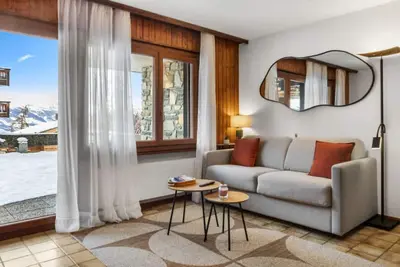 Image de Studio cosy avec piscine intérieur et vue montagne