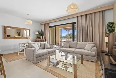 Image de Sun Kissed at Fanadir Marina