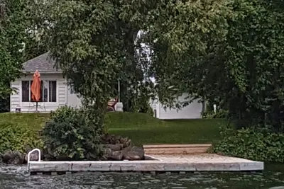 Image de Lake front cottage with private dock\n4 Bedroom  2 bathroom