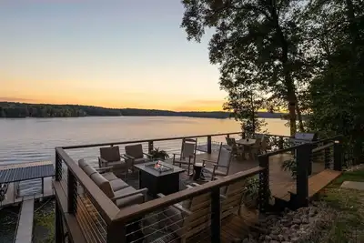 Image de *Rare* Lake Luxury-Sleeps 32, 10 Bedrooms, 2 Docks